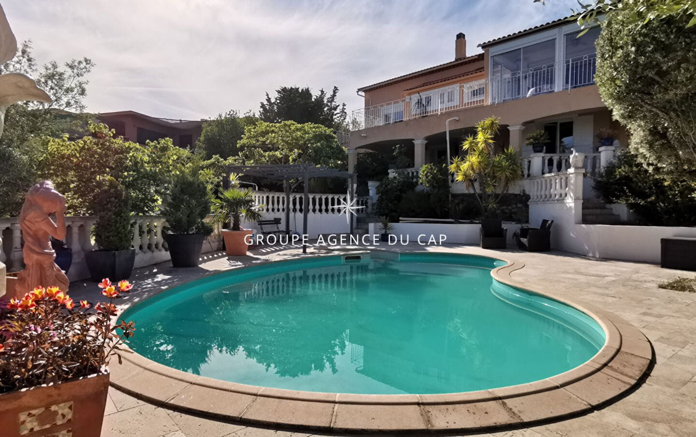 À VENDRE VILLA 5 CHAMBRES AVEC VUE MER PROCHE CENTRE VILLE AVEC PISCINE ET GARAGE DOUBLE, À SAINT AYGULF Image 1