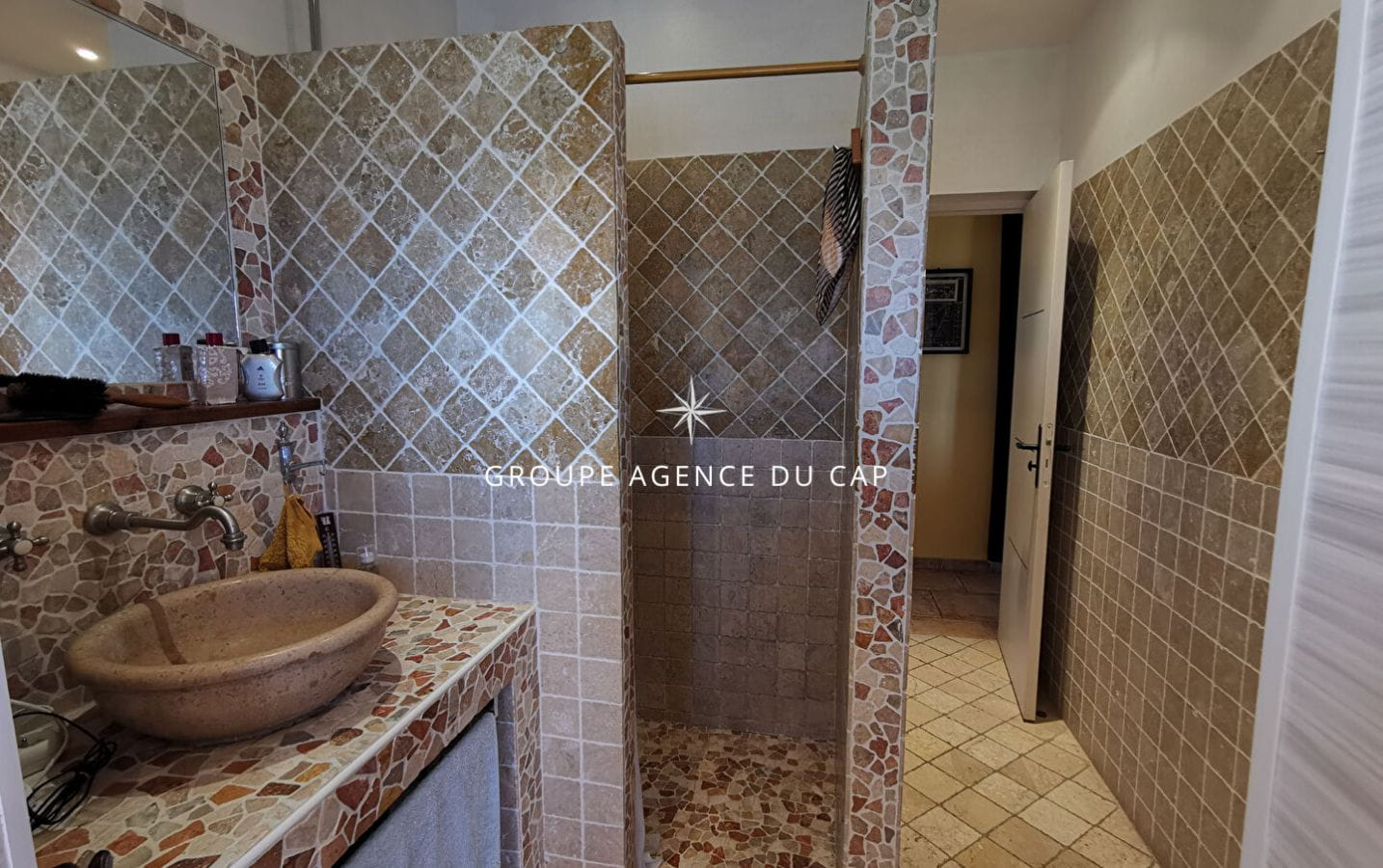 À VENDRE VILLA 5 CHAMBRES AVEC VUE MER PROCHE CENTRE VILLE AVEC PISCINE ET GARAGE DOUBLE, À SAINT AYGULF Image 8