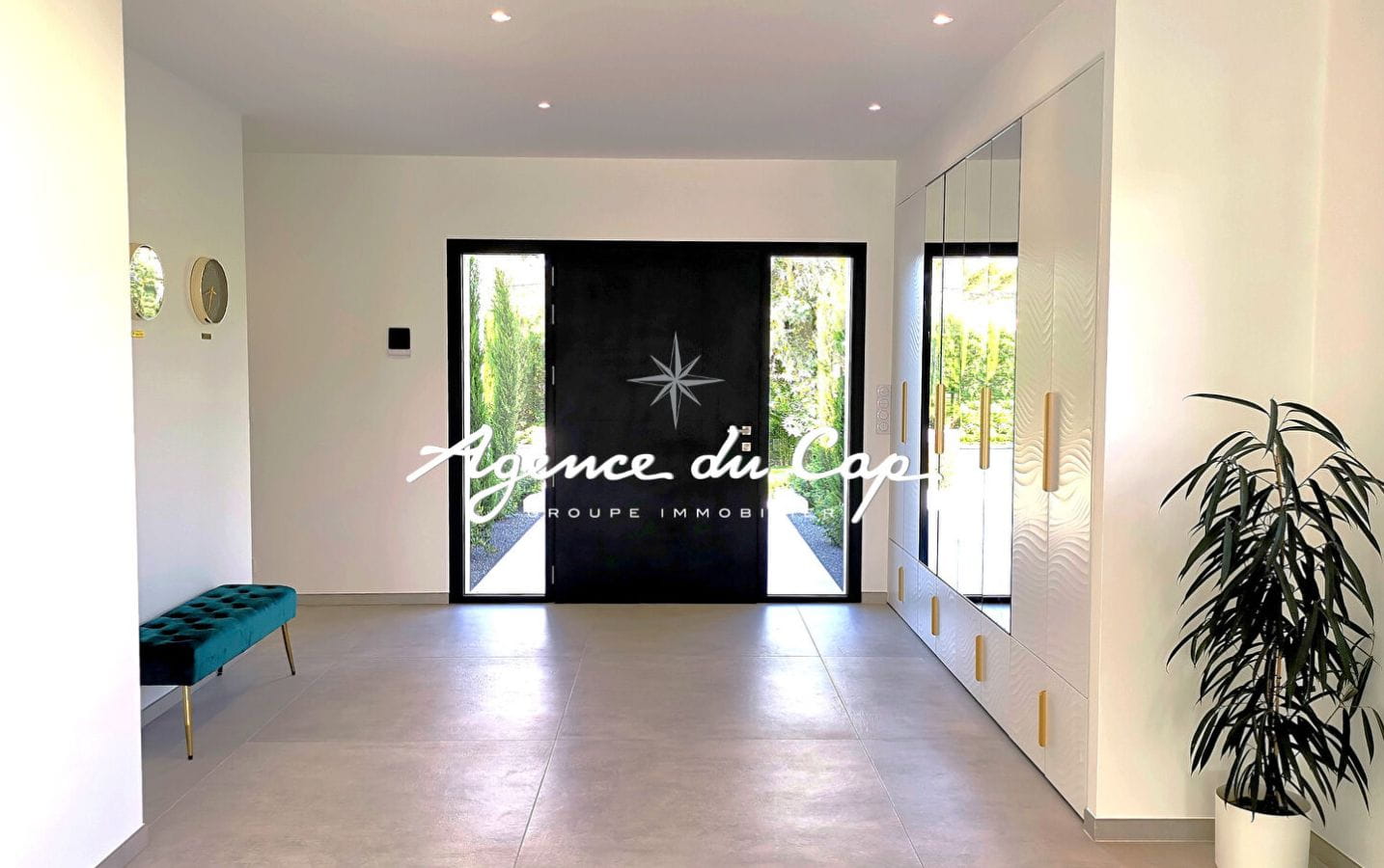 CONTEMPORARY VILLA OF 276 sqm WITH SEA VIEW, 4 SUITES, LIVING ROOM OF 110 sqm, SWIMMING POOL AND GARAGE, CLOSE TO THE SEA AND TOWN CENTER OF SAINT-AYGULF Image 11