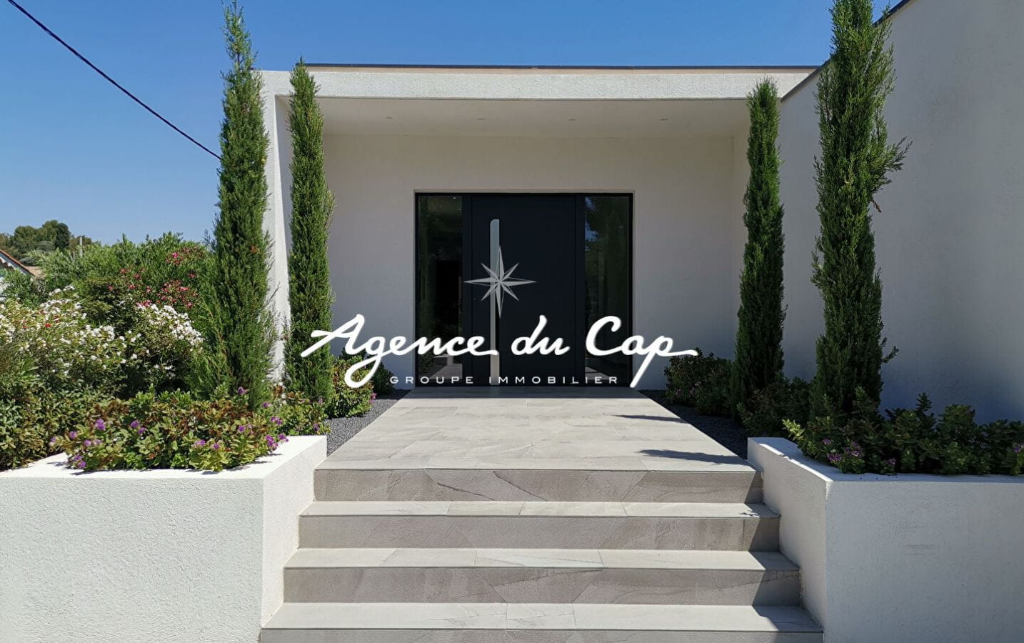 CONTEMPORARY VILLA OF 276 sqm WITH SEA VIEW, 4 SUITES, LIVING ROOM OF 110 sqm, SWIMMING POOL AND GARAGE, CLOSE TO THE SEA AND TOWN CENTER OF SAINT-AYGULF Image 16
