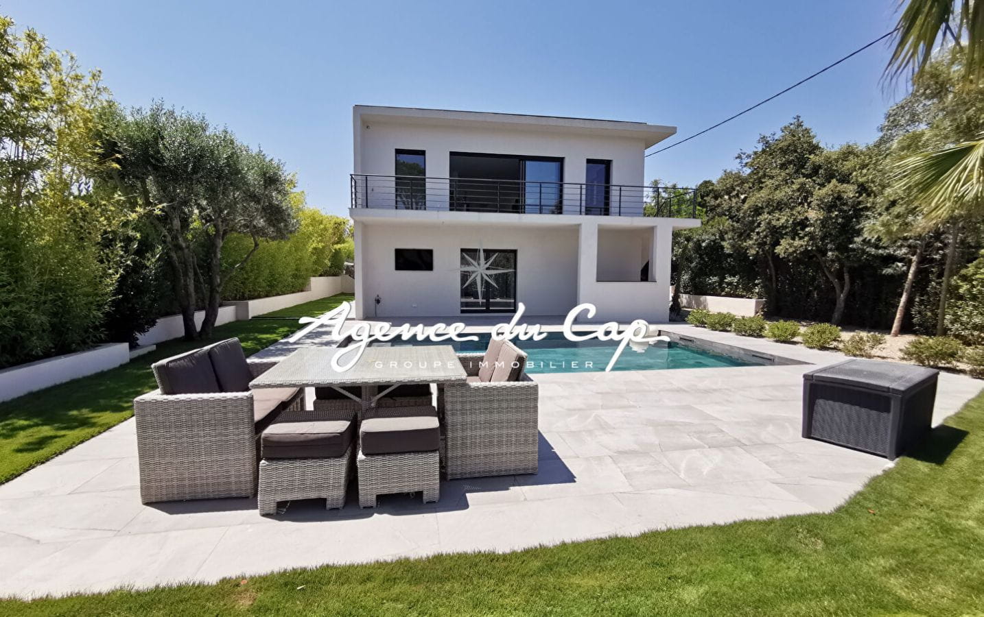 CONTEMPORARY VILLA OF 276 sqm WITH SEA VIEW, 4 SUITES, LIVING ROOM OF 110 sqm, SWIMMING POOL AND GARAGE, CLOSE TO THE SEA AND TOWN CENTER OF SAINT-AYGULF Image 17
