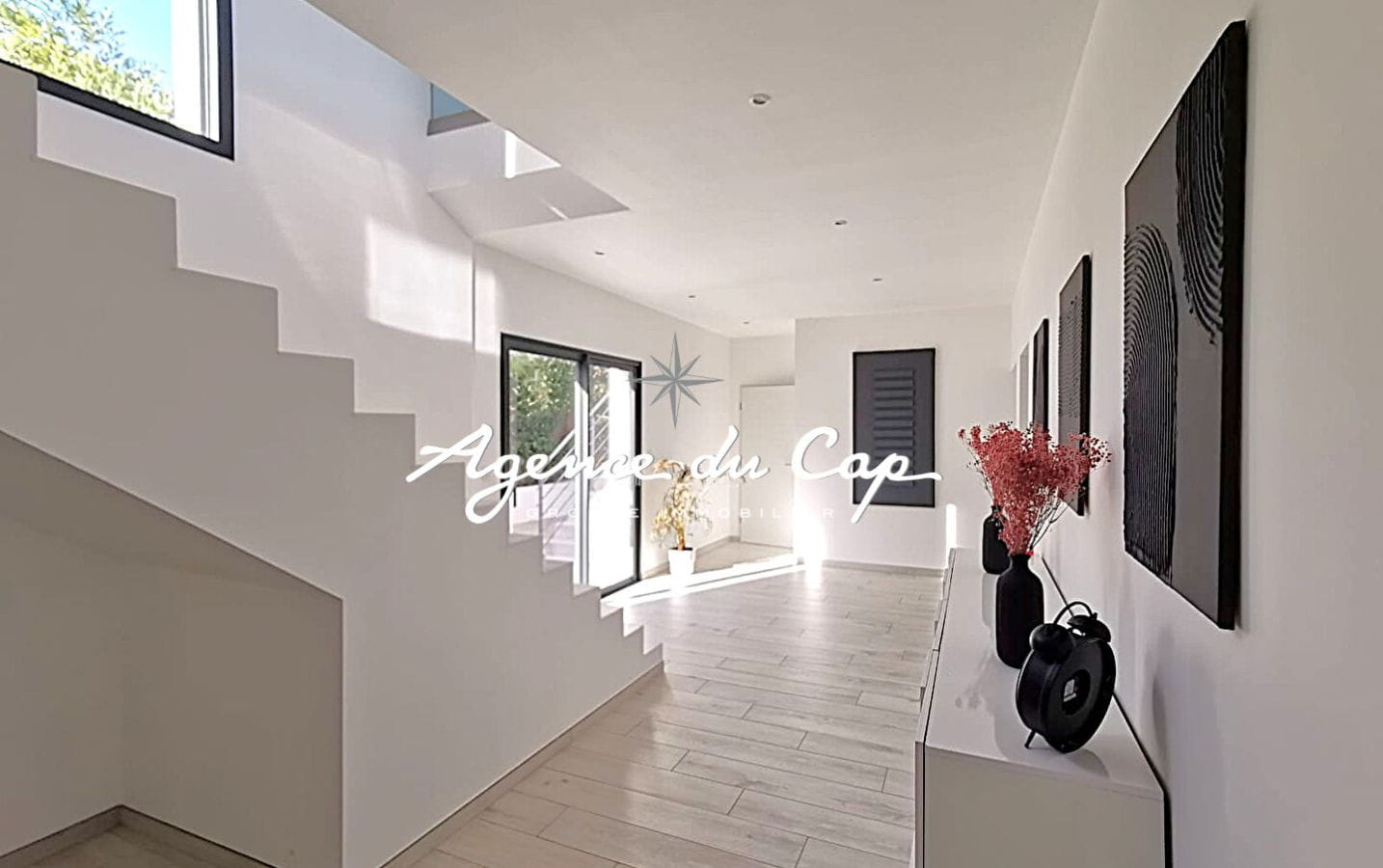 VILLA CONTEMPORAINE DE 276 M² AVEC VUE MER, 4 SUITES, SÉJOUR DE 110 M², PISCINE ET GARAGE, PROCHE MER ET CENTRE-VILLE DE SAINT-AYGULF Image 10