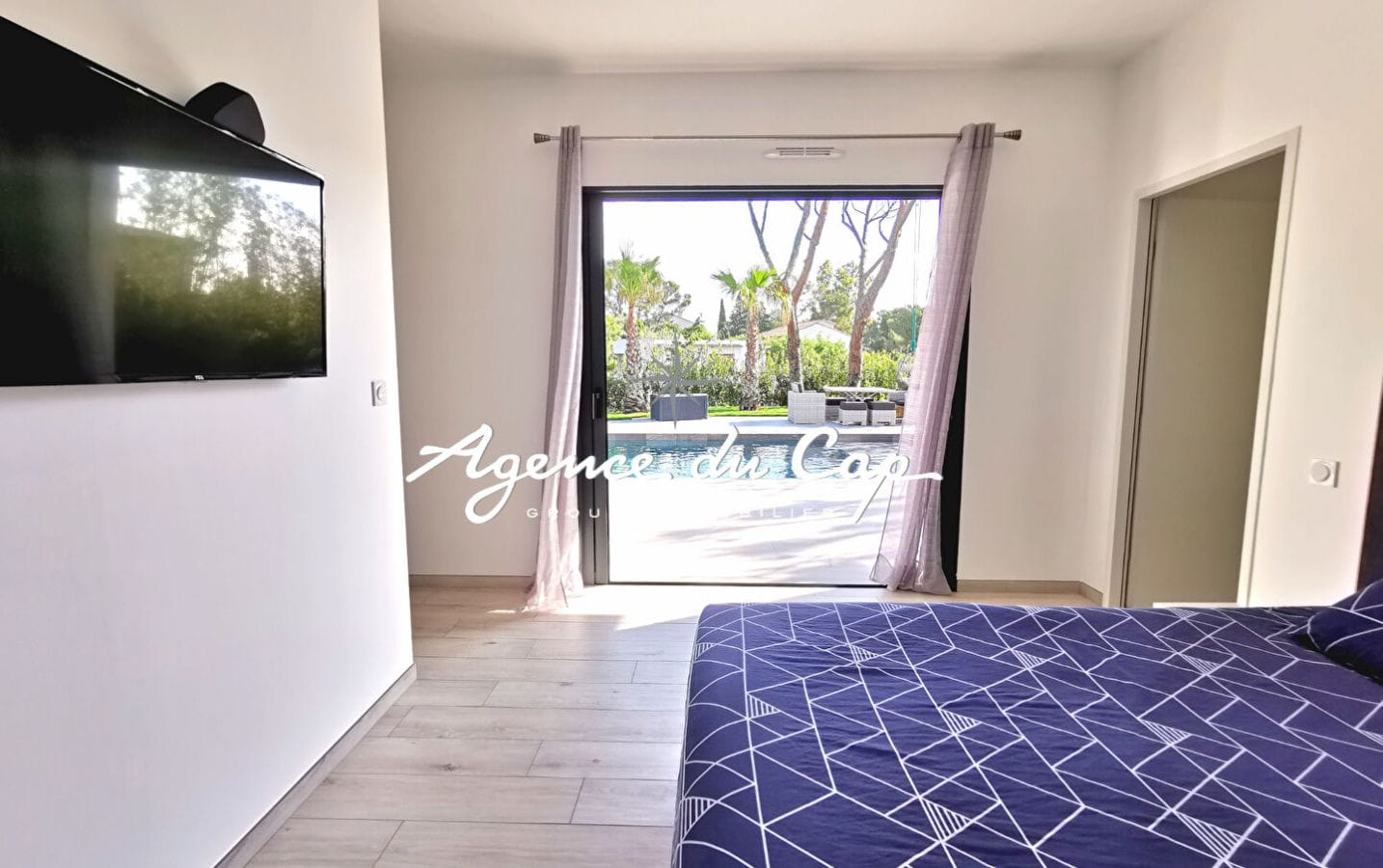 VILLA CONTEMPORAINE DE 276 M² AVEC VUE MER, 4 SUITES, SÉJOUR DE 110 M², PISCINE ET GARAGE, PROCHE MER ET CENTRE-VILLE DE SAINT-AYGULF Image 13