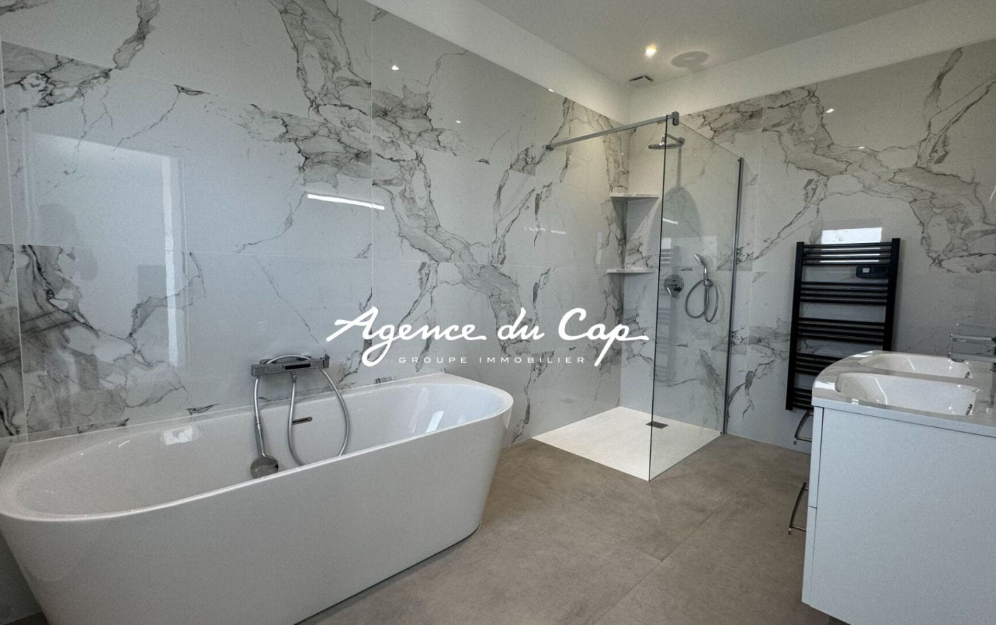 VILLA CONTEMPORAINE DE 276 M² AVEC VUE MER, 4 SUITES, SÉJOUR DE 110 M², PISCINE ET GARAGE, PROCHE MER ET CENTRE-VILLE DE SAINT-AYGULF Image 14