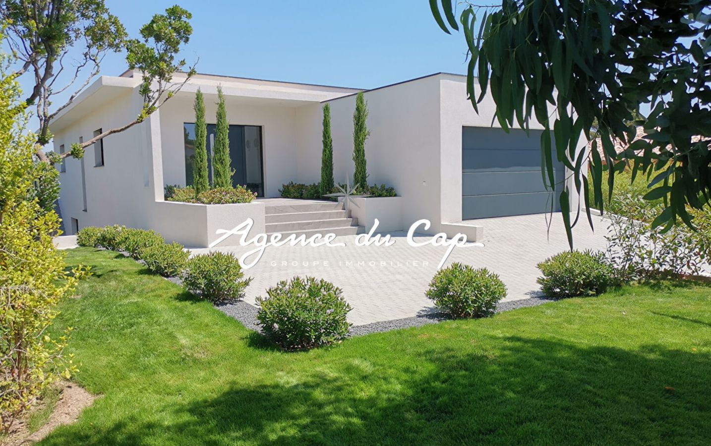 VILLA CONTEMPORAINE DE 276 M² AVEC VUE MER, 4 SUITES, SÉJOUR DE 110 M², PISCINE ET GARAGE, PROCHE MER ET CENTRE-VILLE DE SAINT-AYGULF Image 0
