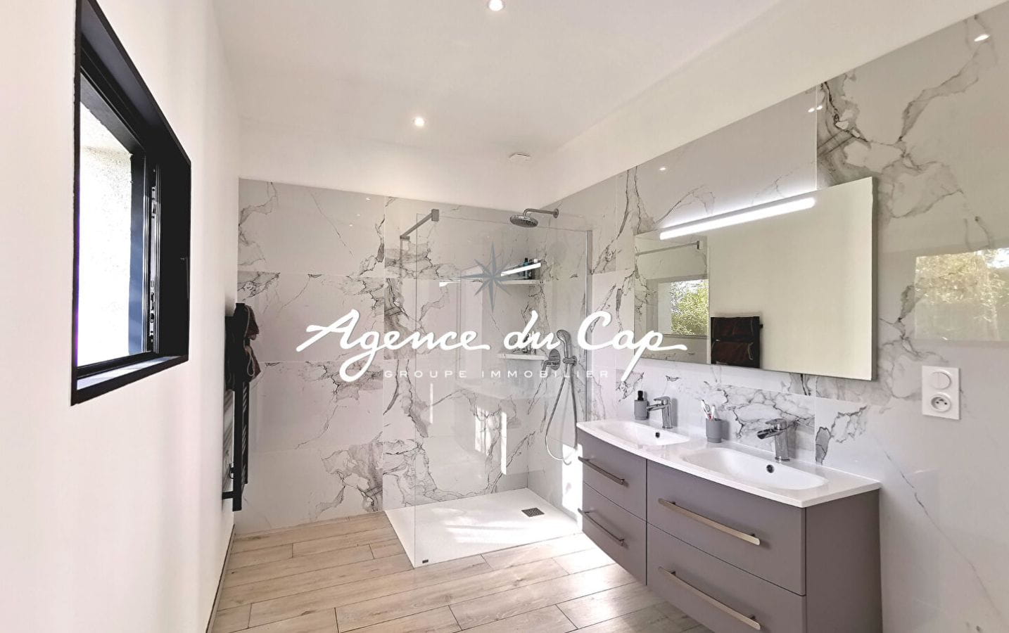 VILLA CONTEMPORAINE DE 276 M² AVEC VUE MER, 4 SUITES, SÉJOUR DE 110 M², PISCINE ET GARAGE, PROCHE MER ET CENTRE-VILLE DE SAINT-AYGULF Image 15