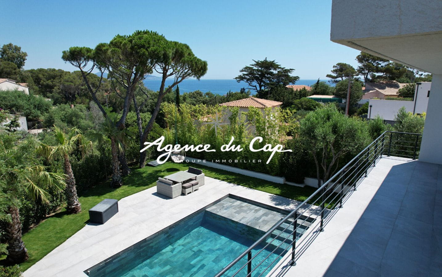 VILLA CONTEMPORAINE DE 276 M² AVEC VUE MER, 4 SUITES, SÉJOUR DE 110 M², PISCINE ET GARAGE, PROCHE MER ET CENTRE-VILLE DE SAINT-AYGULF Image 2
