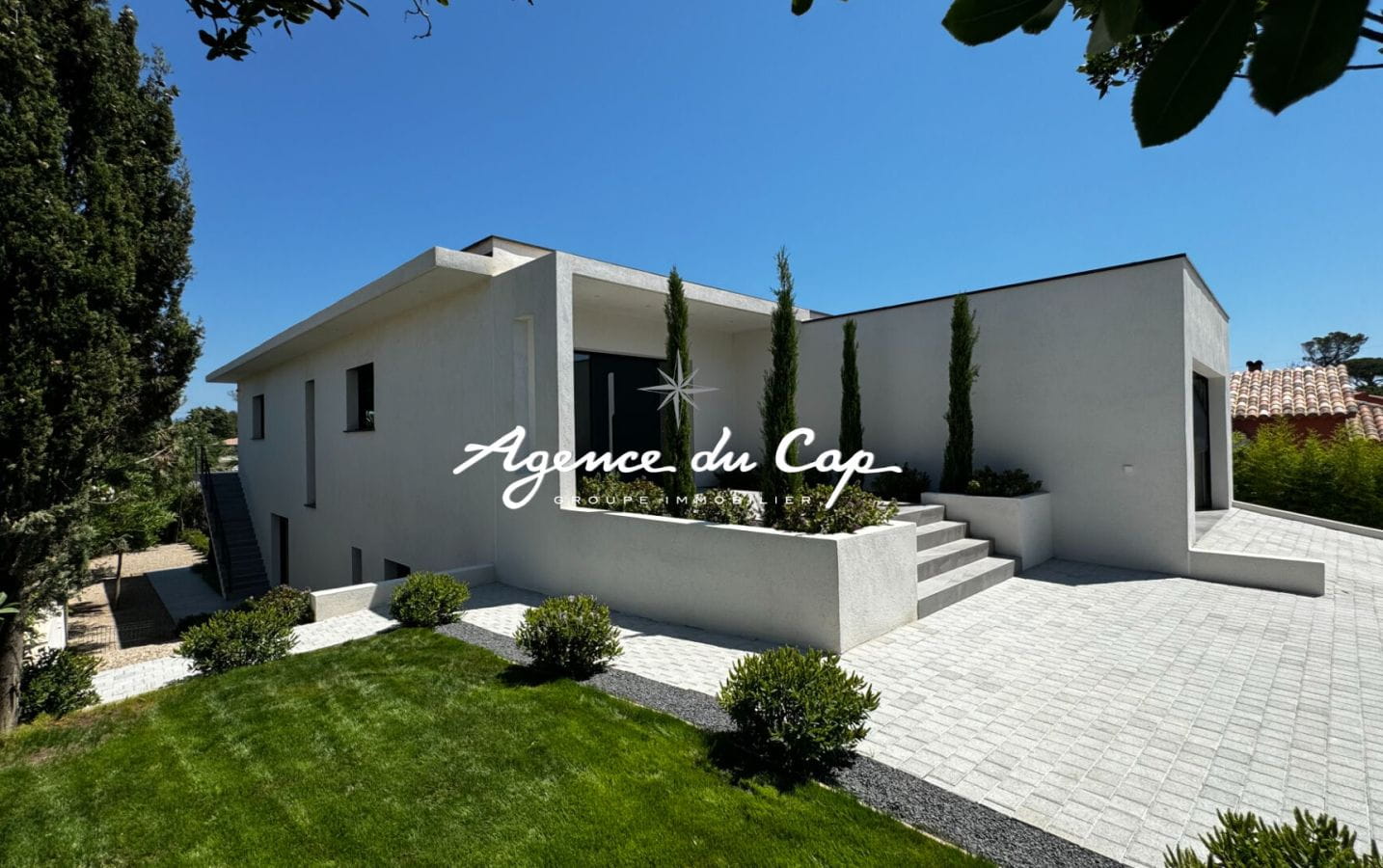 VILLA CONTEMPORAINE DE 276 M² AVEC VUE MER, 4 SUITES, SÉJOUR DE 110 M², PISCINE ET GARAGE, PROCHE MER ET CENTRE-VILLE DE SAINT-AYGULF Image 4