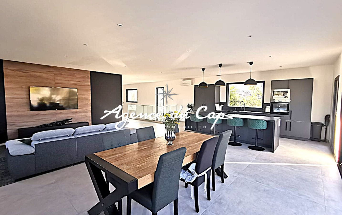 VILLA CONTEMPORAINE DE 276 M² AVEC VUE MER, 4 SUITES, SÉJOUR DE 110 M², PISCINE ET GARAGE, PROCHE MER ET CENTRE-VILLE DE SAINT-AYGULF Image 5