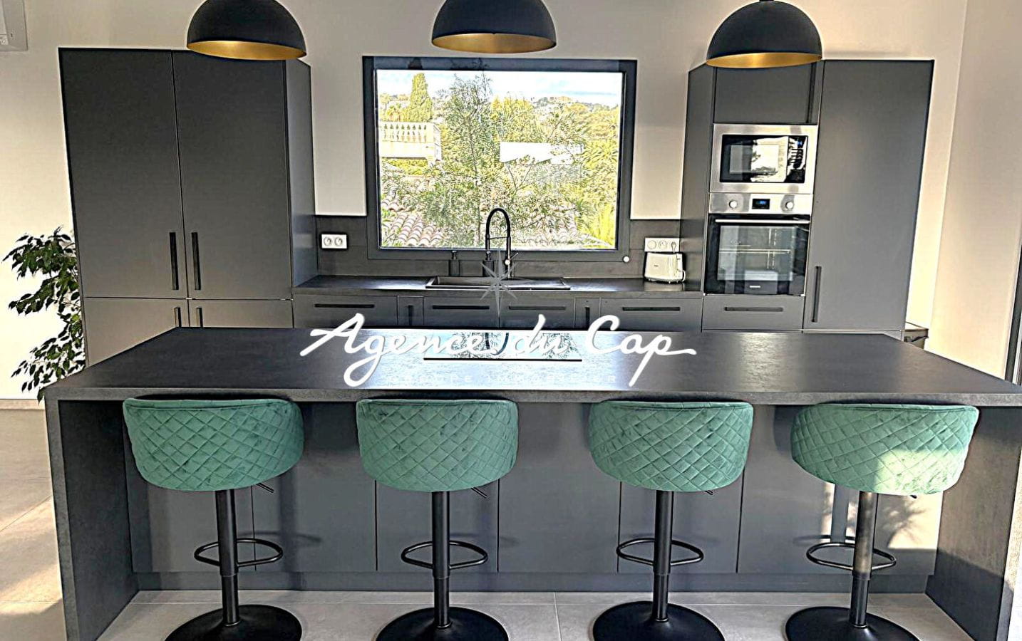 VILLA CONTEMPORAINE DE 276 M² AVEC VUE MER, 4 SUITES, SÉJOUR DE 110 M², PISCINE ET GARAGE, PROCHE MER ET CENTRE-VILLE DE SAINT-AYGULF Image 6