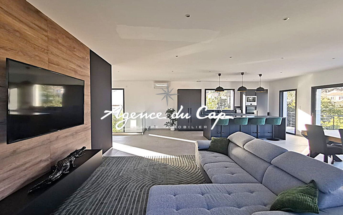 VILLA CONTEMPORAINE DE 276 M² AVEC VUE MER, 4 SUITES, SÉJOUR DE 110 M², PISCINE ET GARAGE, PROCHE MER ET CENTRE-VILLE DE SAINT-AYGULF Image 8