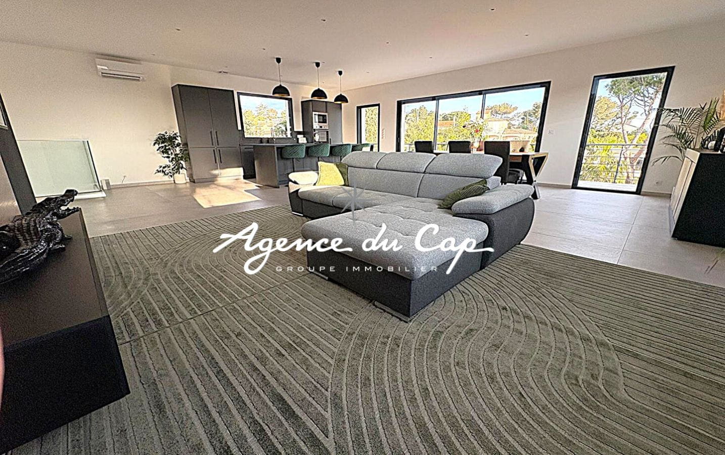 VILLA CONTEMPORAINE DE 276 M² AVEC VUE MER, 4 SUITES, SÉJOUR DE 110 M², PISCINE ET GARAGE, PROCHE MER ET CENTRE-VILLE DE SAINT-AYGULF Image 9
