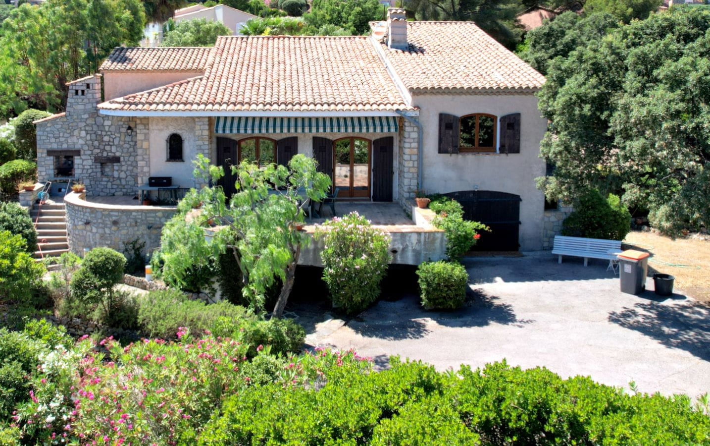 À VENDRE VILLA « BEAUMONT » AVEC VUE MER PANORAMIQUE SUR UN TERRAIN DE PLUS DE 2000 M², À QUELQUES PAS DES PLAGES DES ISSAMBRES Image 1