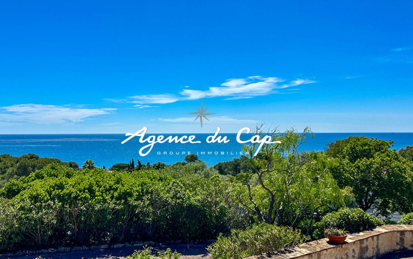 À VENDRE VILLA « BEAUMONT » AVEC VUE MER PANORAMIQUE SUR UN TERRAIN DE PLUS DE 2000 M², À QUELQUES PAS DES PLAGES DES ISSAMBRES Image 0