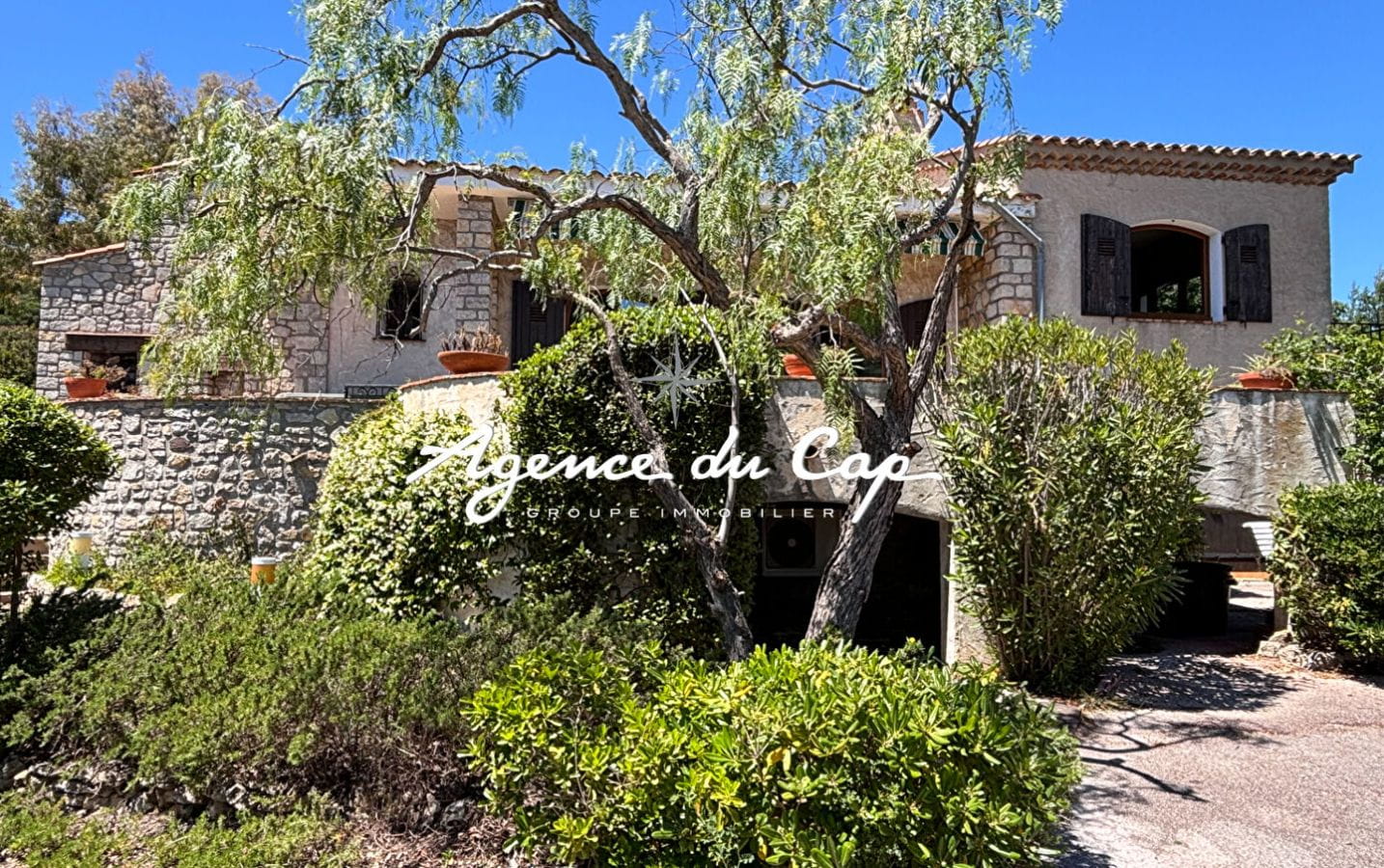 À VENDRE VILLA « BEAUMONT » AVEC VUE MER PANORAMIQUE SUR UN TERRAIN DE PLUS DE 2000 M², À QUELQUES PAS DES PLAGES DES ISSAMBRES Image 4