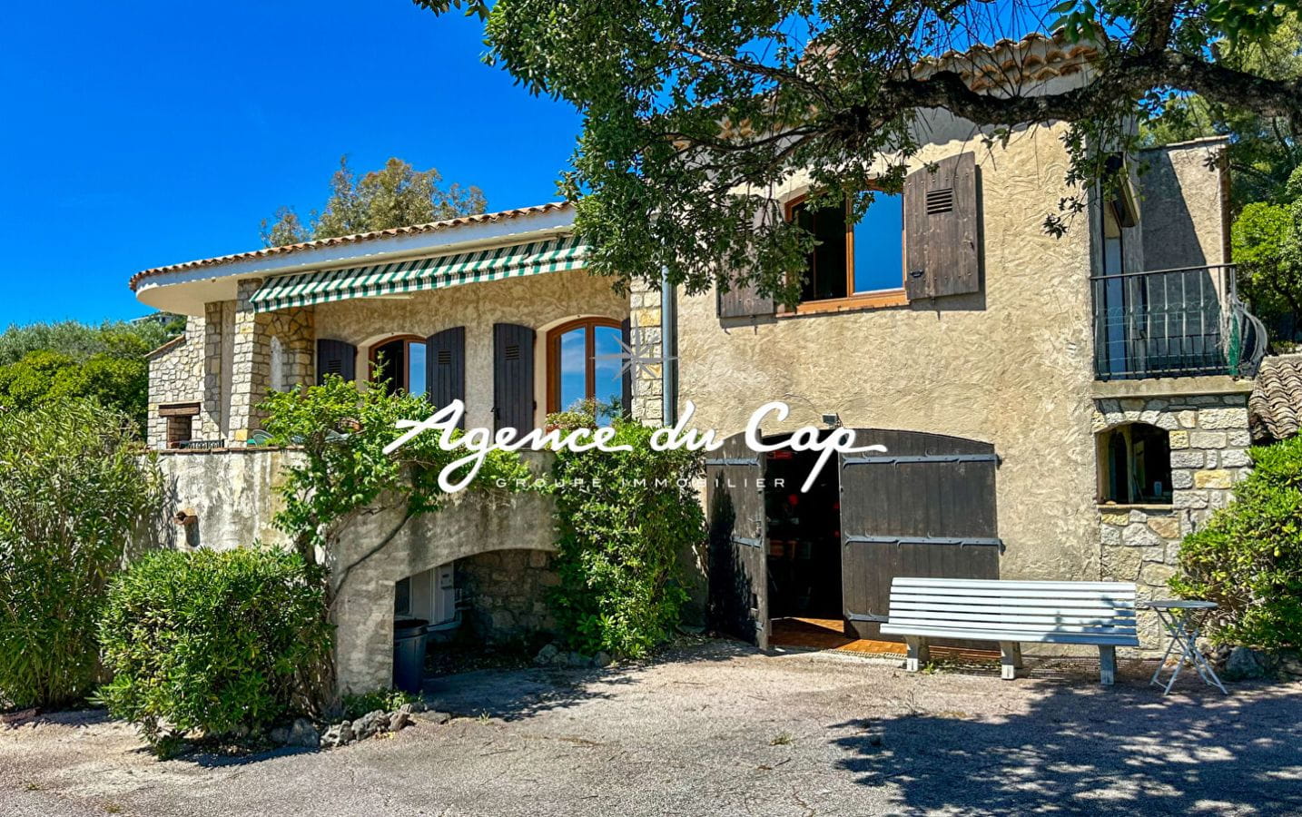 À VENDRE VILLA « BEAUMONT » AVEC VUE MER PANORAMIQUE SUR UN TERRAIN DE PLUS DE 2000 M², À QUELQUES PAS DES PLAGES DES ISSAMBRES Image 5