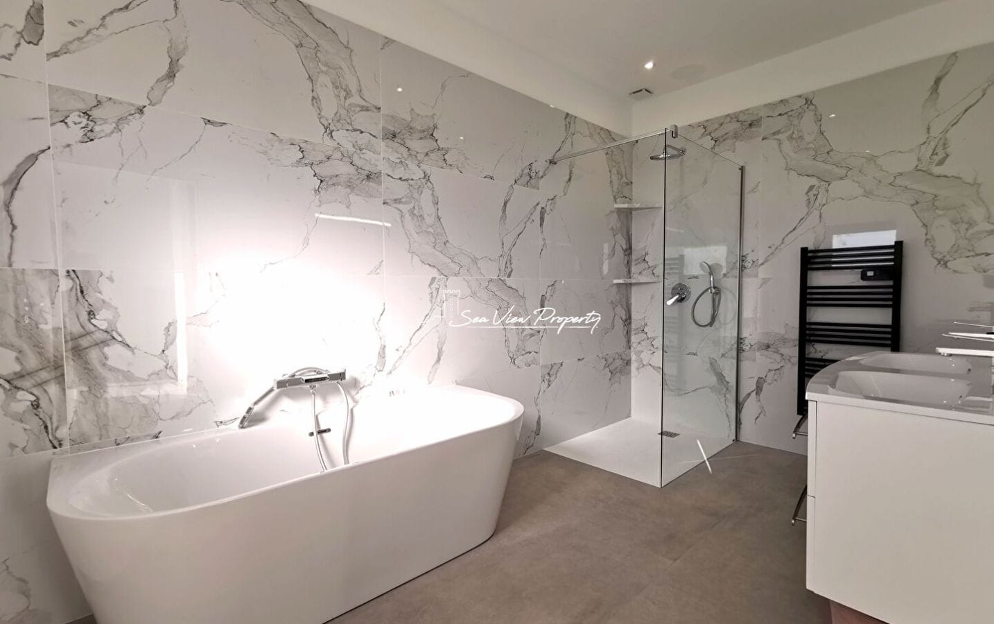 Villa Contemporaine De 276m² Avec Vue Mer – 4 Suites – Sejour 110m² – Piscine Et Garage – Mer Et Centre Ville A Pied – Saint Aygulf Image 11