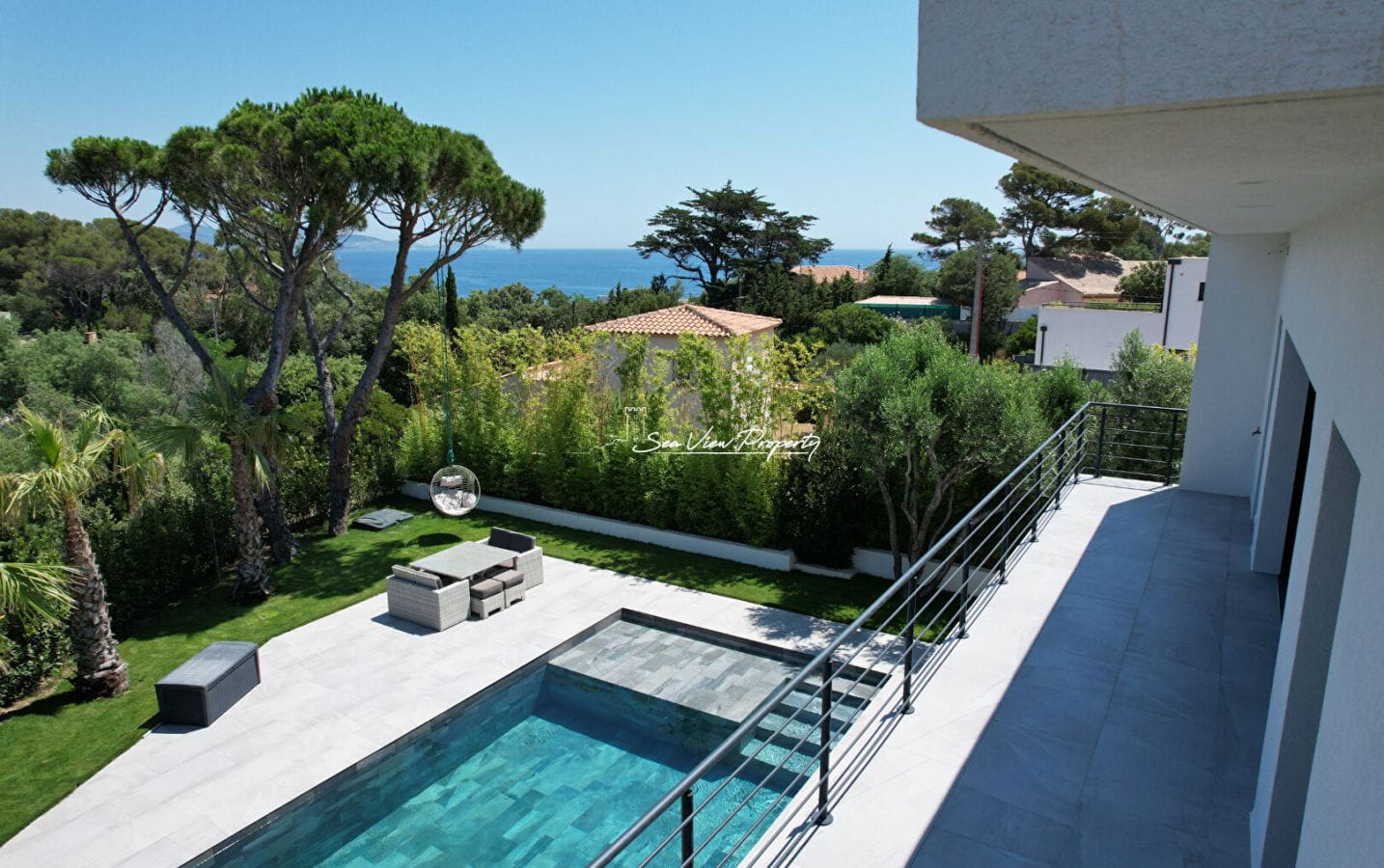 Villa Contemporaine De 276m² Avec Vue Mer – 4 Suites – Sejour 110m² – Piscine Et Garage – Mer Et Centre Ville A Pied – Saint Aygulf Image 2