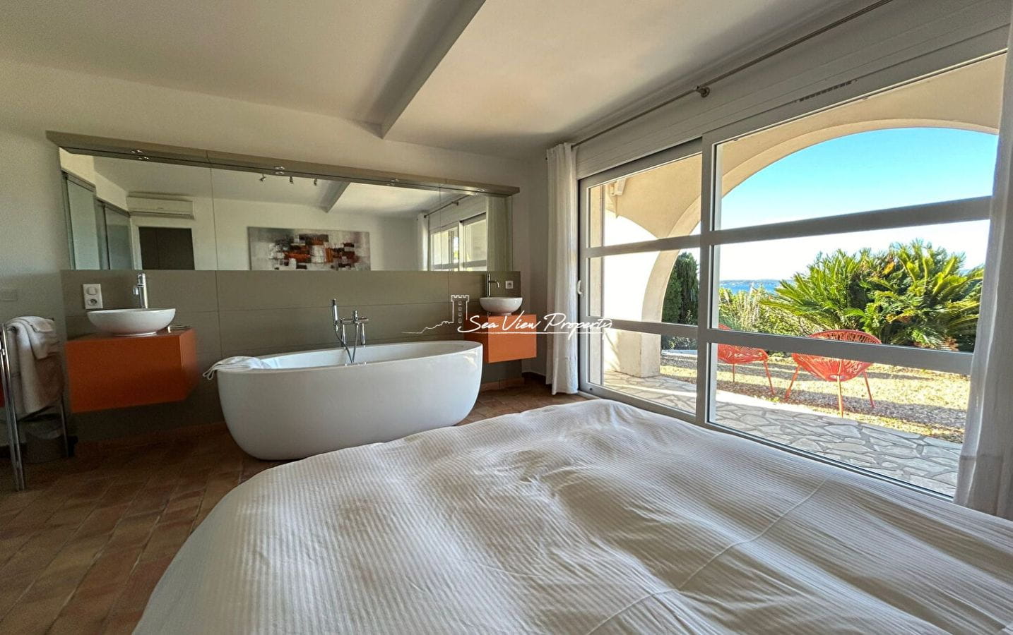 VILLA ENTIEREMENT RENOVEE AVEC 5 CHAMBRES, VUE MER SUR LE GOLFE DE SAINT TROPEZ, PISCINE AUX ISSAMBRES Image 10