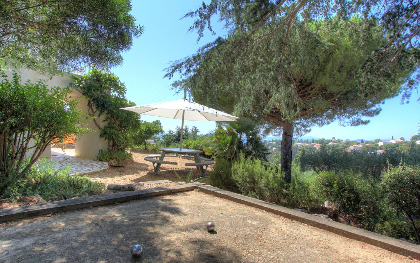 VILLA ENTIEREMENT RENOVEE AVEC 5 CHAMBRES, VUE MER SUR LE GOLFE DE SAINT TROPEZ, PISCINE AUX ISSAMBRES Image 12