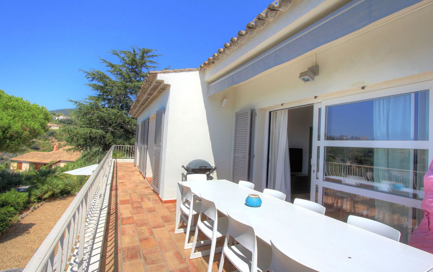 VILLA ENTIEREMENT RENOVEE AVEC 5 CHAMBRES, VUE MER SUR LE GOLFE DE SAINT TROPEZ, PISCINE AUX ISSAMBRES Image 13