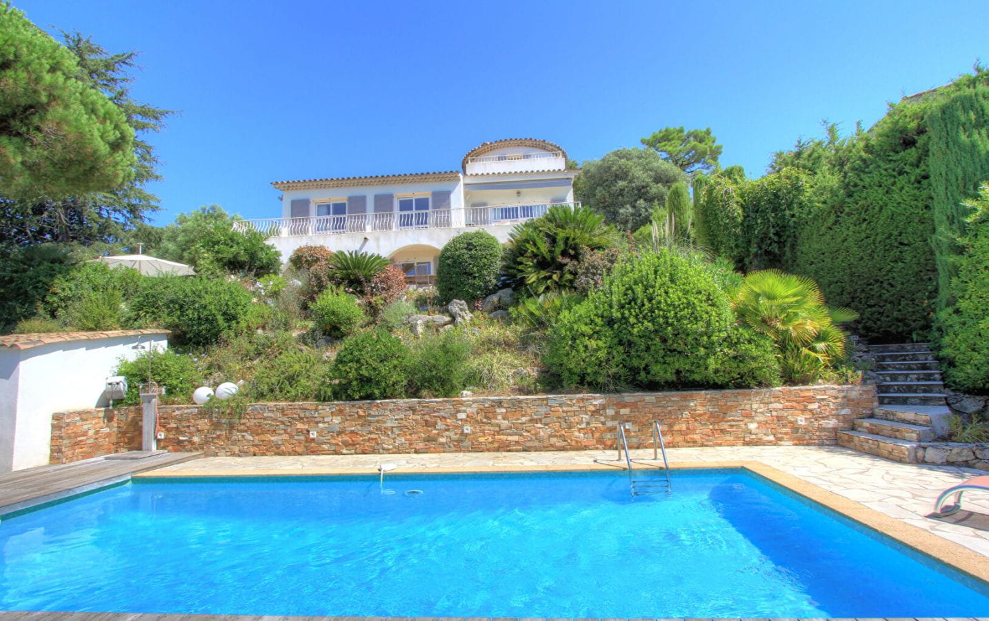 VILLA ENTIEREMENT RENOVEE AVEC 5 CHAMBRES, VUE MER SUR LE GOLFE DE SAINT TROPEZ, PISCINE AUX ISSAMBRES Image 2