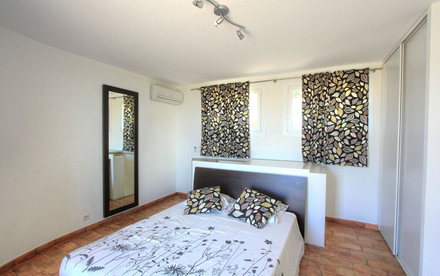 VILLA ENTIEREMENT RENOVEE AVEC 5 CHAMBRES, VUE MER SUR LE GOLFE DE SAINT TROPEZ, PISCINE AUX ISSAMBRES Image 4