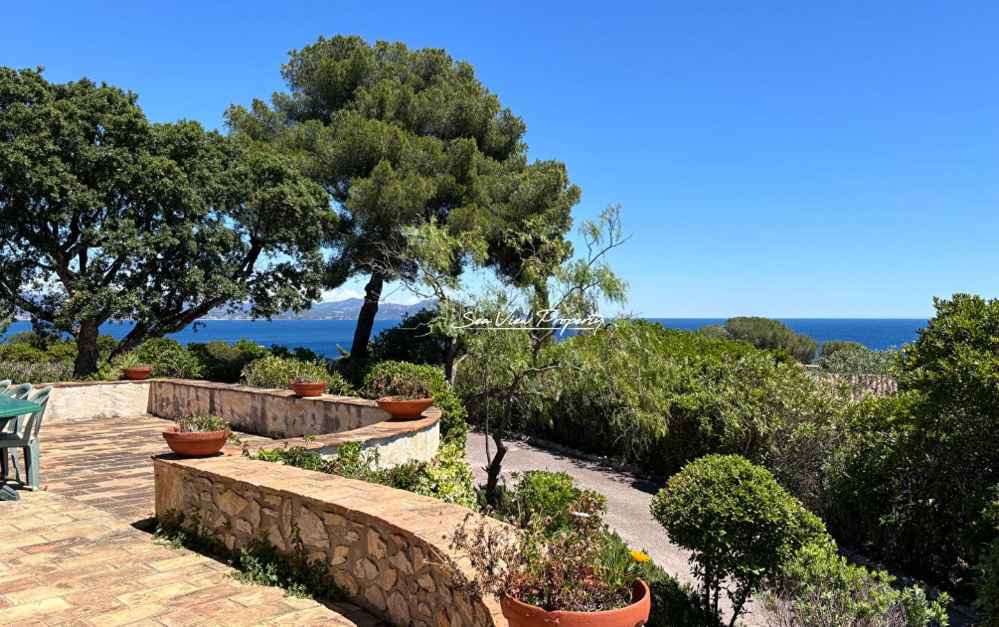 VILLA « BEAUMONT » VUE MER PANORAMIQUE A PIED DES PLAGES DES ISSAMBRES TERRAIN DE PLUS DE 2000M² Image 1