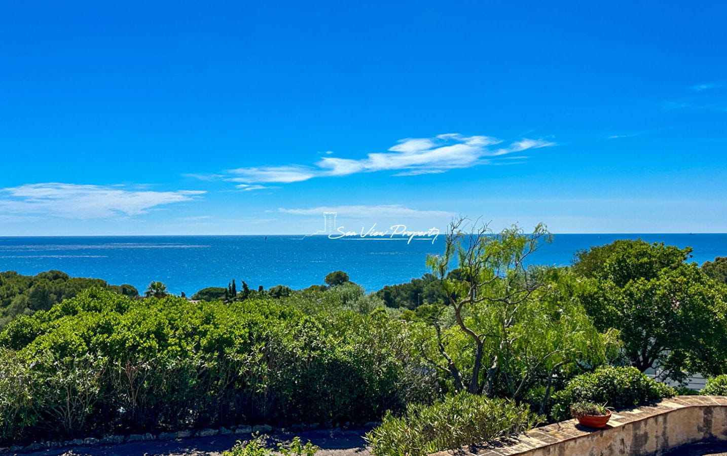 VILLA « BEAUMONT » VUE MER PANORAMIQUE A PIED DES PLAGES DES ISSAMBRES TERRAIN DE PLUS DE 2000M² Image 0