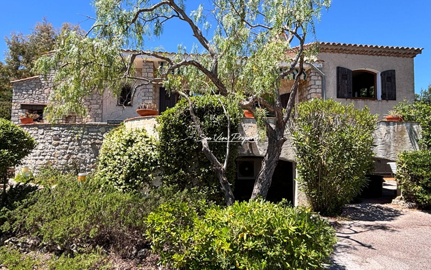 VILLA « BEAUMONT » VUE MER PANORAMIQUE A PIED DES PLAGES DES ISSAMBRES TERRAIN DE PLUS DE 2000M² Image 2