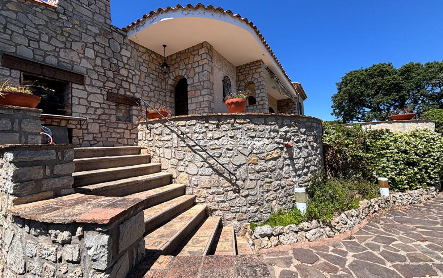 VILLA « BEAUMONT » VUE MER PANORAMIQUE A PIED DES PLAGES DES ISSAMBRES TERRAIN DE PLUS DE 2000M² Image 3