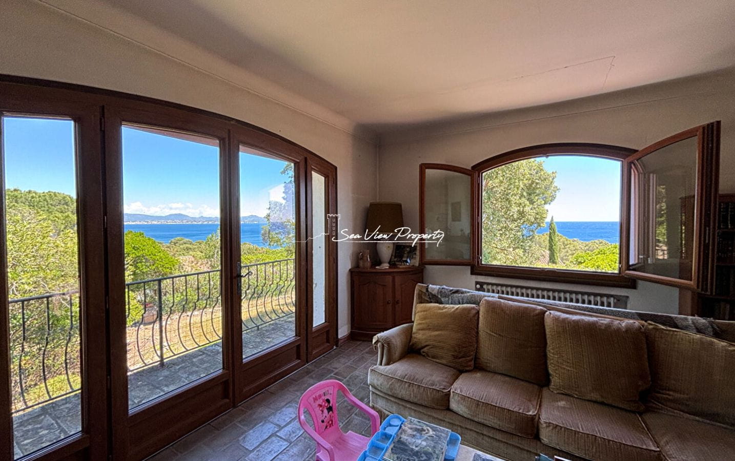 VILLA « BEAUMONT » VUE MER PANORAMIQUE A PIED DES PLAGES DES ISSAMBRES TERRAIN DE PLUS DE 2000M² Image 4