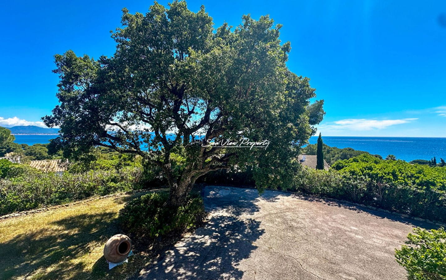 VILLA « BEAUMONT » VUE MER PANORAMIQUE A PIED DES PLAGES DES ISSAMBRES TERRAIN DE PLUS DE 2000M² Image 8