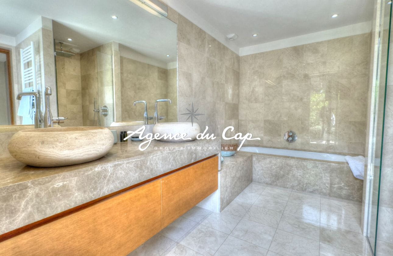 CONTEMPORARY VILLA FOR SALE 292 M2 SEA VIEW IN GRIMAUD Image 8