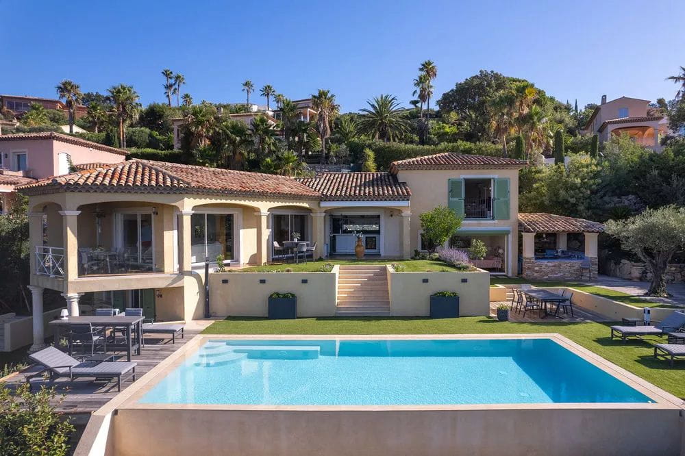 VILLA 220M2 VUE MER AVEC PISCINE PROCHE DU CENTRE, A SAINTE MAXIME Image 2