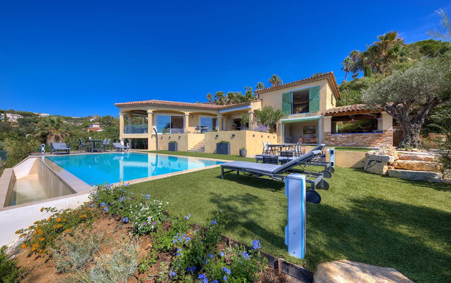 VILLA 220M2 VUE MER AVEC PISCINE PROCHE DU CENTRE, A SAINTE MAXIME Image 3