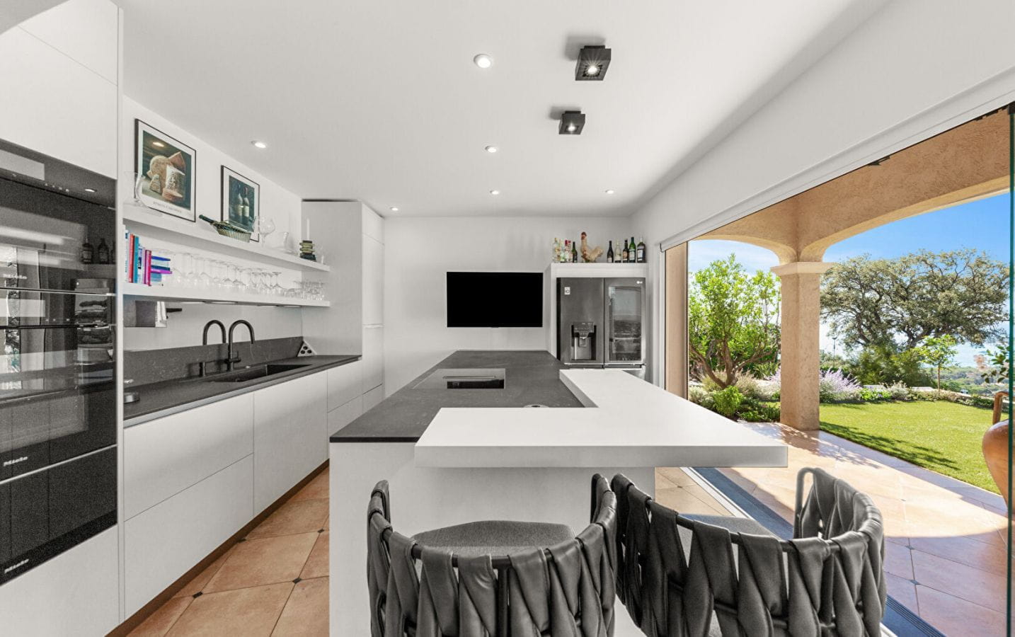 VILLA 220M2 VUE MER AVEC PISCINE PROCHE DU CENTRE, A SAINTE MAXIME Image 6