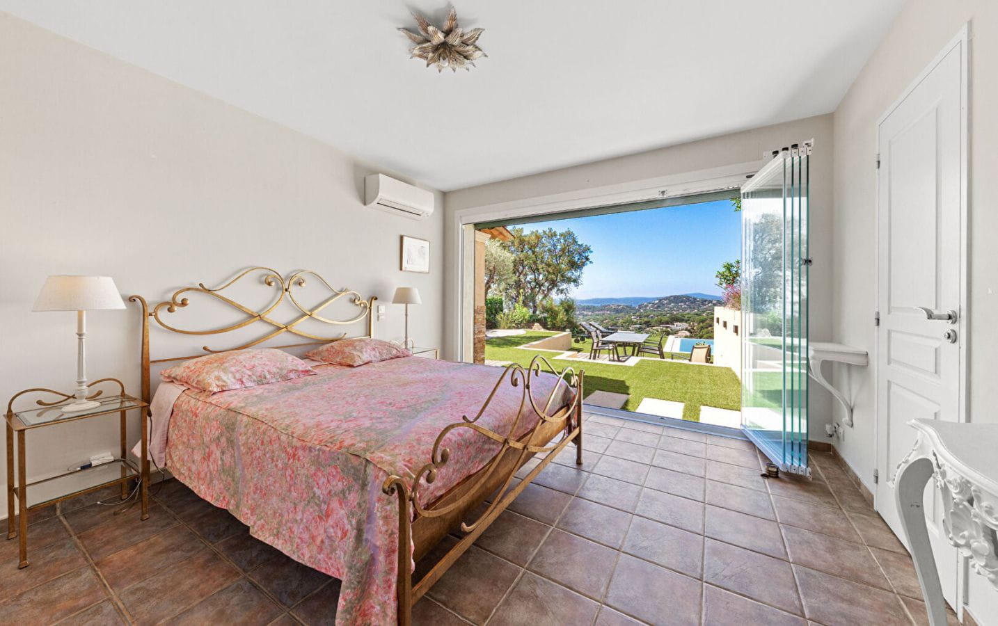 VILLA 220M2 VUE MER AVEC PISCINE PROCHE DU CENTRE, A SAINTE MAXIME Image 8