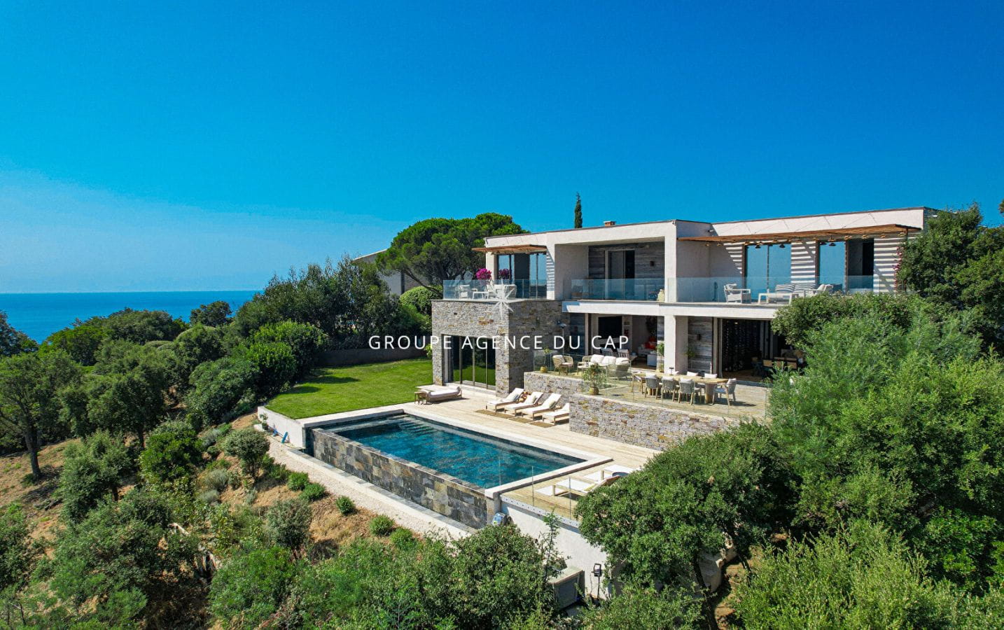 LES ISSAMBRES VILLA LUXUEUSE AVEC VUE MER PANORAMIQUE 4 CHAMBRES EN SUITE PISCINE GARAGE Image 1