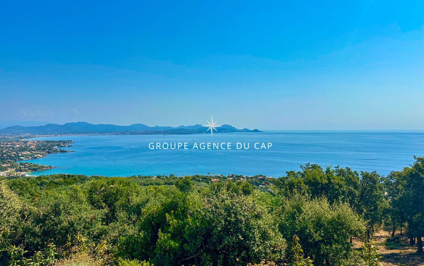 LES ISSAMBRES VILLA LUXUEUSE AVEC VUE MER PANORAMIQUE 4 CHAMBRES EN SUITE PISCINE GARAGE Image 11