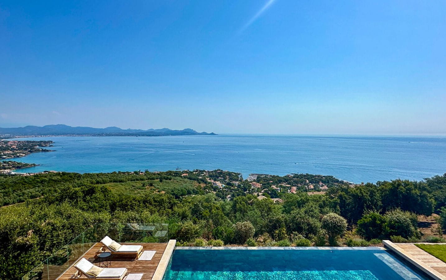 LES ISSAMBRES VILLA LUXUEUSE AVEC VUE MER PANORAMIQUE 4 CHAMBRES EN SUITE PISCINE GARAGE Image 12