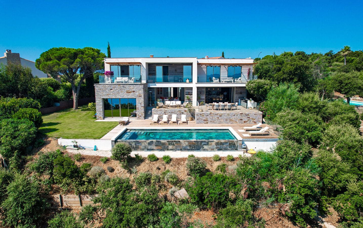 LES ISSAMBRES VILLA LUXUEUSE AVEC VUE MER PANORAMIQUE 4 CHAMBRES EN SUITE PISCINE GARAGE Image 13