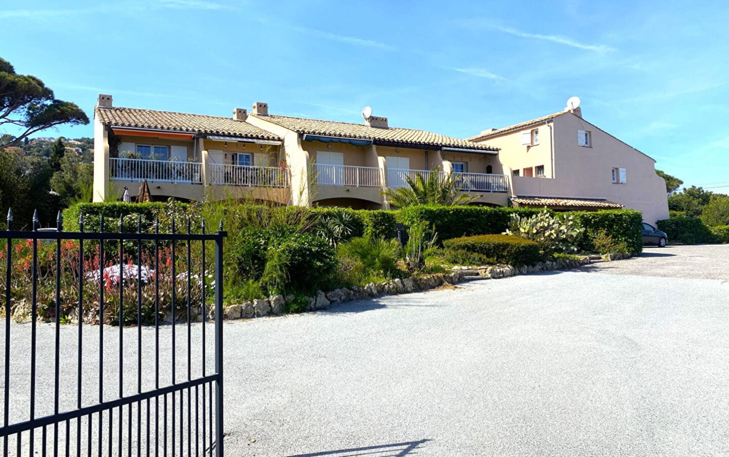 APPARTEMENT 2 PIECES LES ISSAMBRES TERRASSE VUE MER Image 2