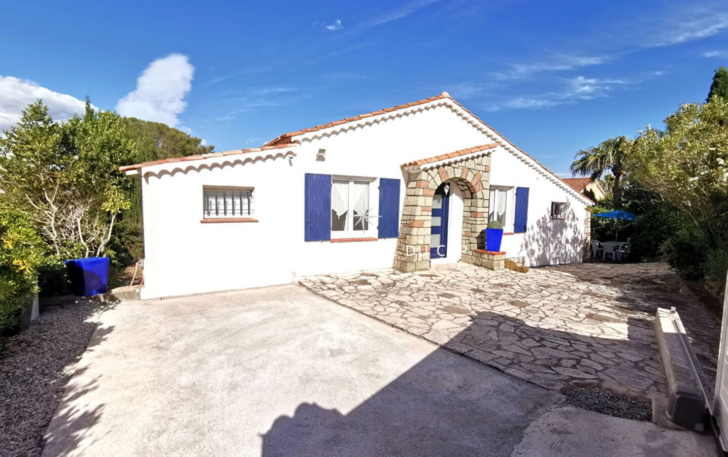 À VENDRE VILLA 4 PIÈCES AVEC VUE MER ET STUDIO INDÉPENDANT, 15MIN A PIED DU CENTRE VILLE DE SAINT AYGULF Image 0