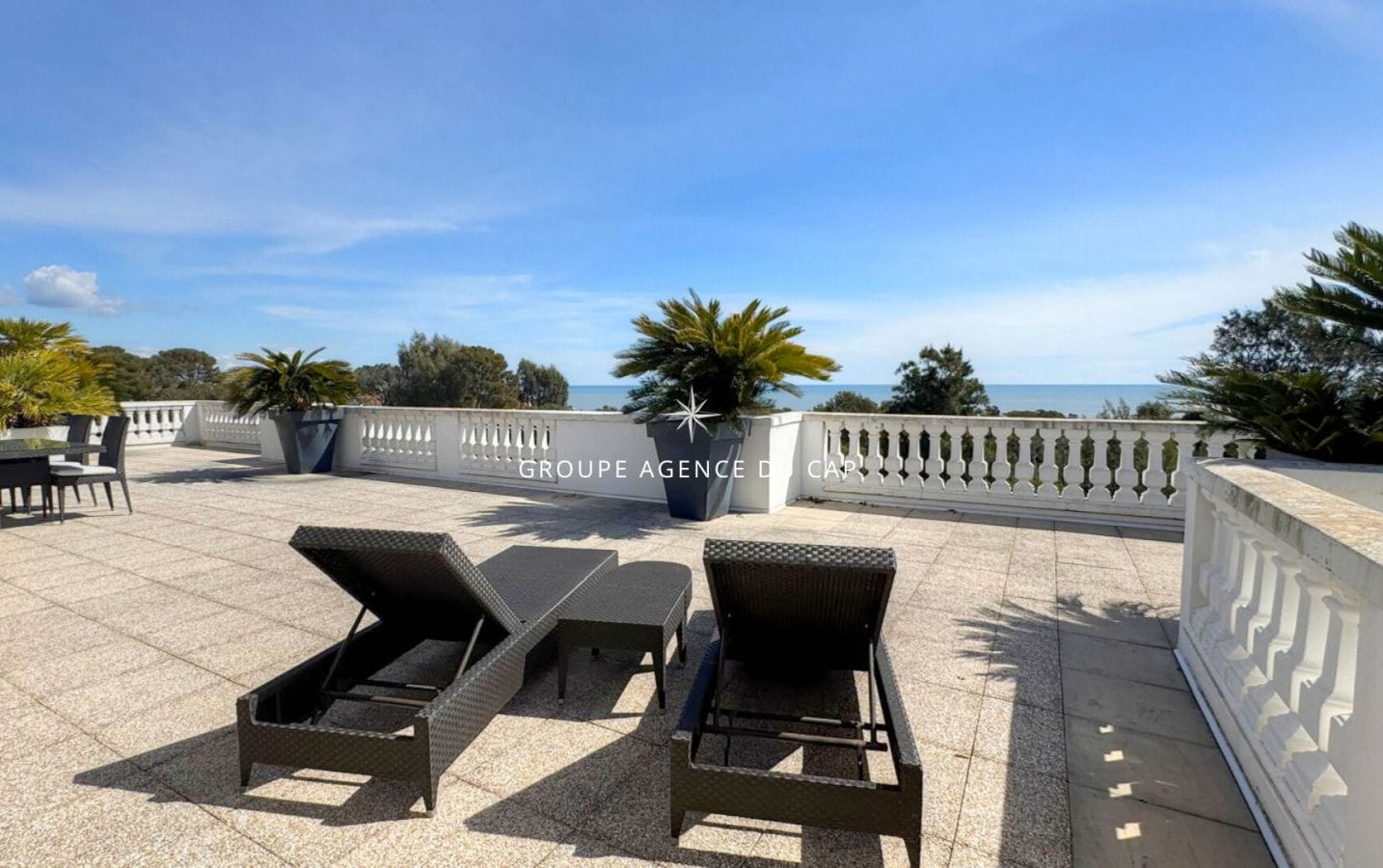 APPARTEMENT ROOF TOP 4 PIÈCES AVEC VUE MER ET PISCINE DANS RÉSIDENCE, PROCHE DU CENTRE ET DES CRIQUES DE SAINT-AYGULF Image 1