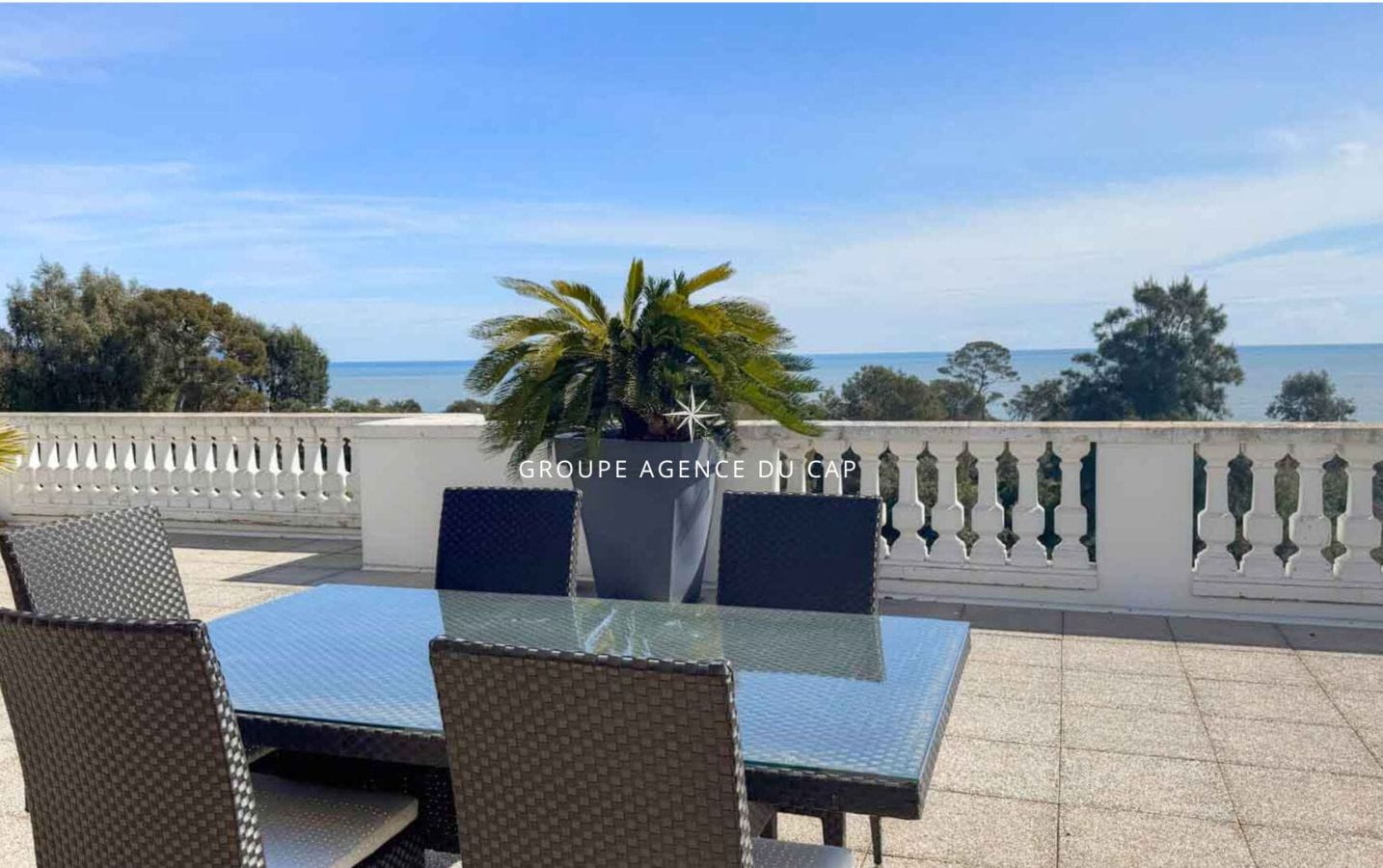 APPARTEMENT ROOF TOP 4 PIÈCES AVEC VUE MER ET PISCINE DANS RÉSIDENCE, PROCHE DU CENTRE ET DES CRIQUES DE SAINT-AYGULF Image 2