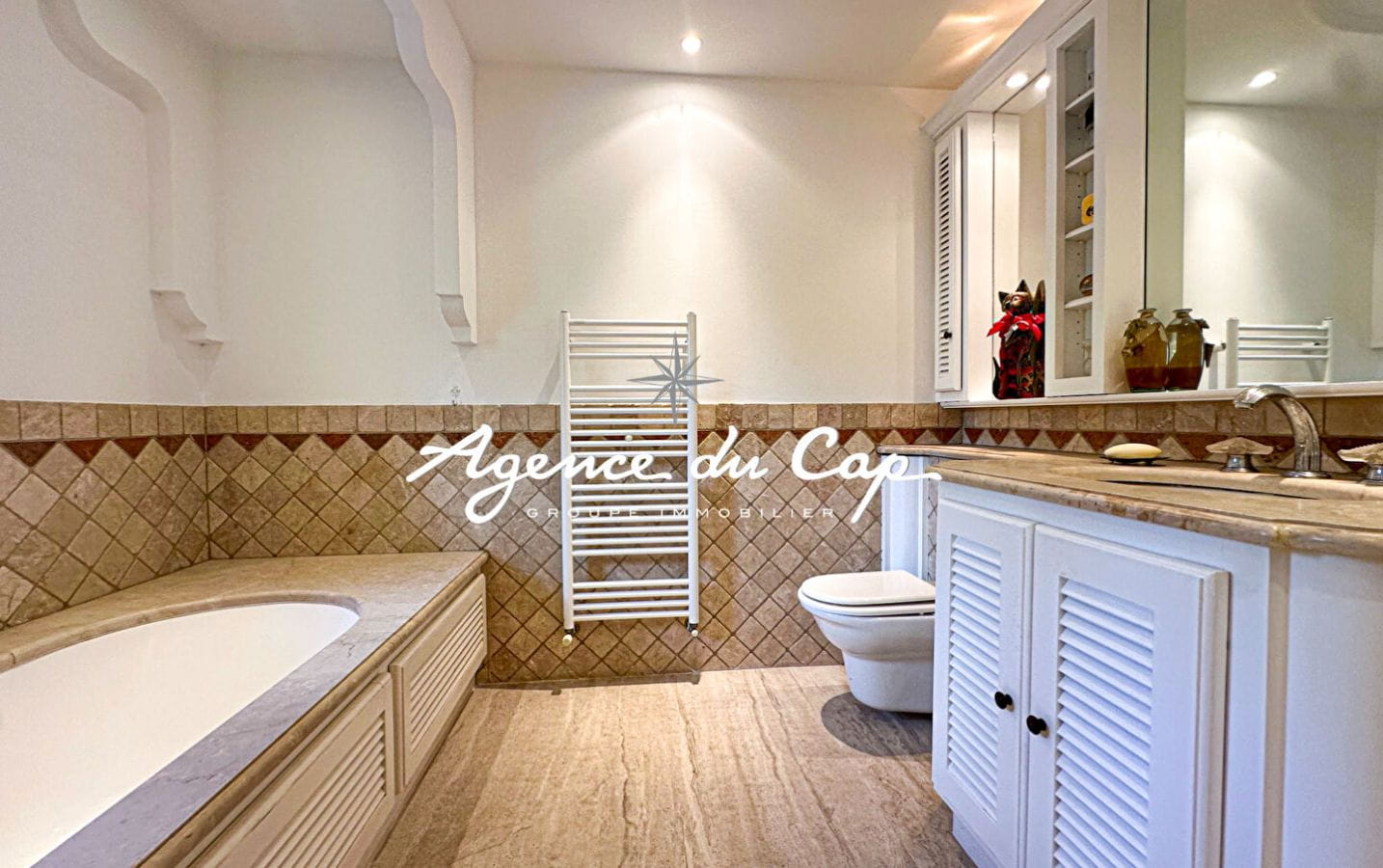 SOUS COMPROMIS VILLA AVEC VUE MER 5 CHAMBRES, A PIEDS DU CENTRE VILLE DES ISSAMBRES Image 12