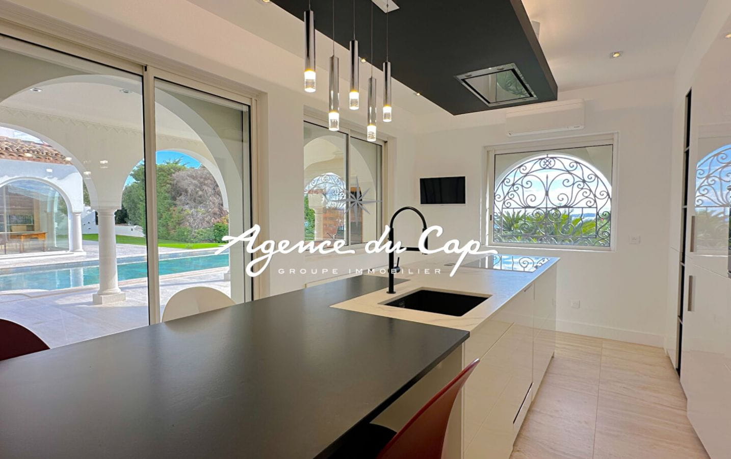 SOUS COMPROMIS VILLA AVEC VUE MER 5 CHAMBRES, A PIEDS DU CENTRE VILLE DES ISSAMBRES Image 5