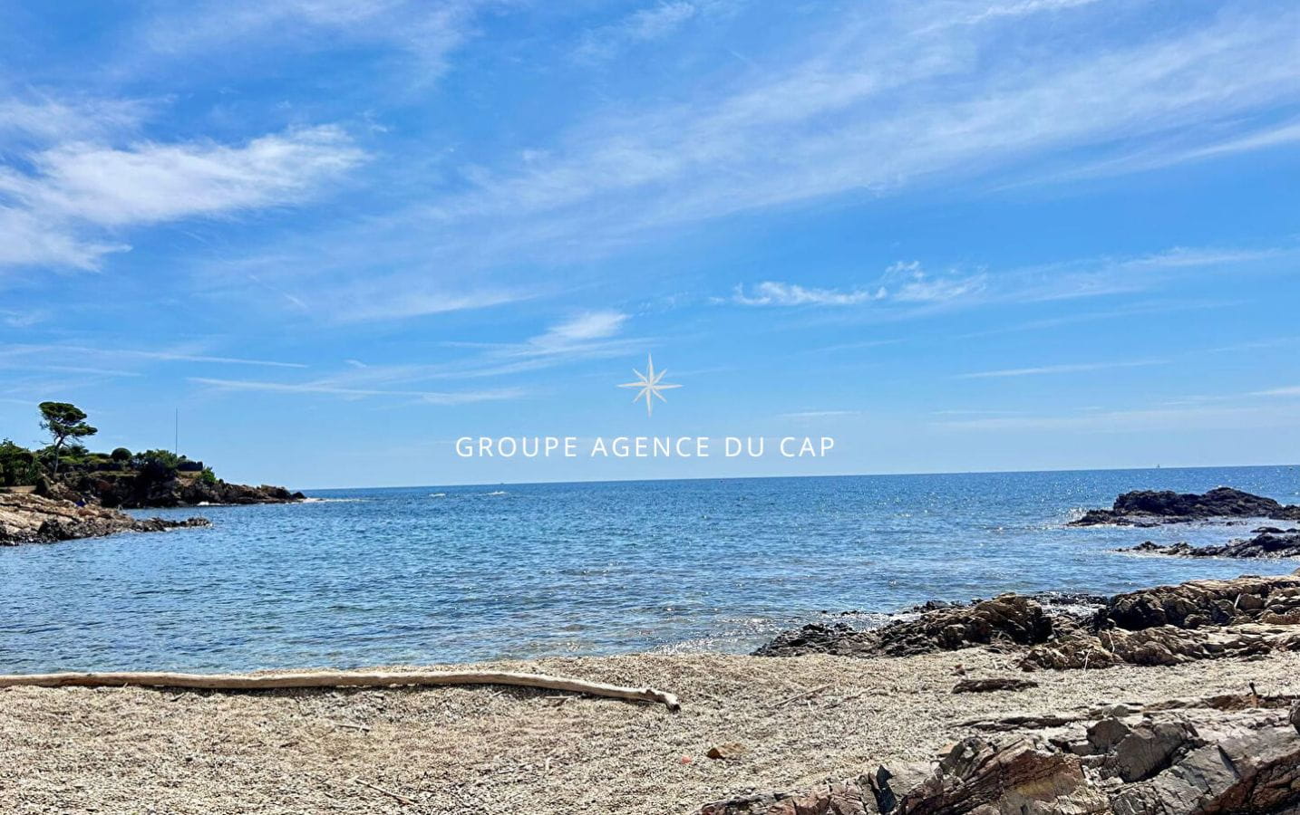 À VENDRE APPARTEMENT T2 À PIED DES PLAGES AVEC VUE MER, À SAINT-AYGULF Image 0