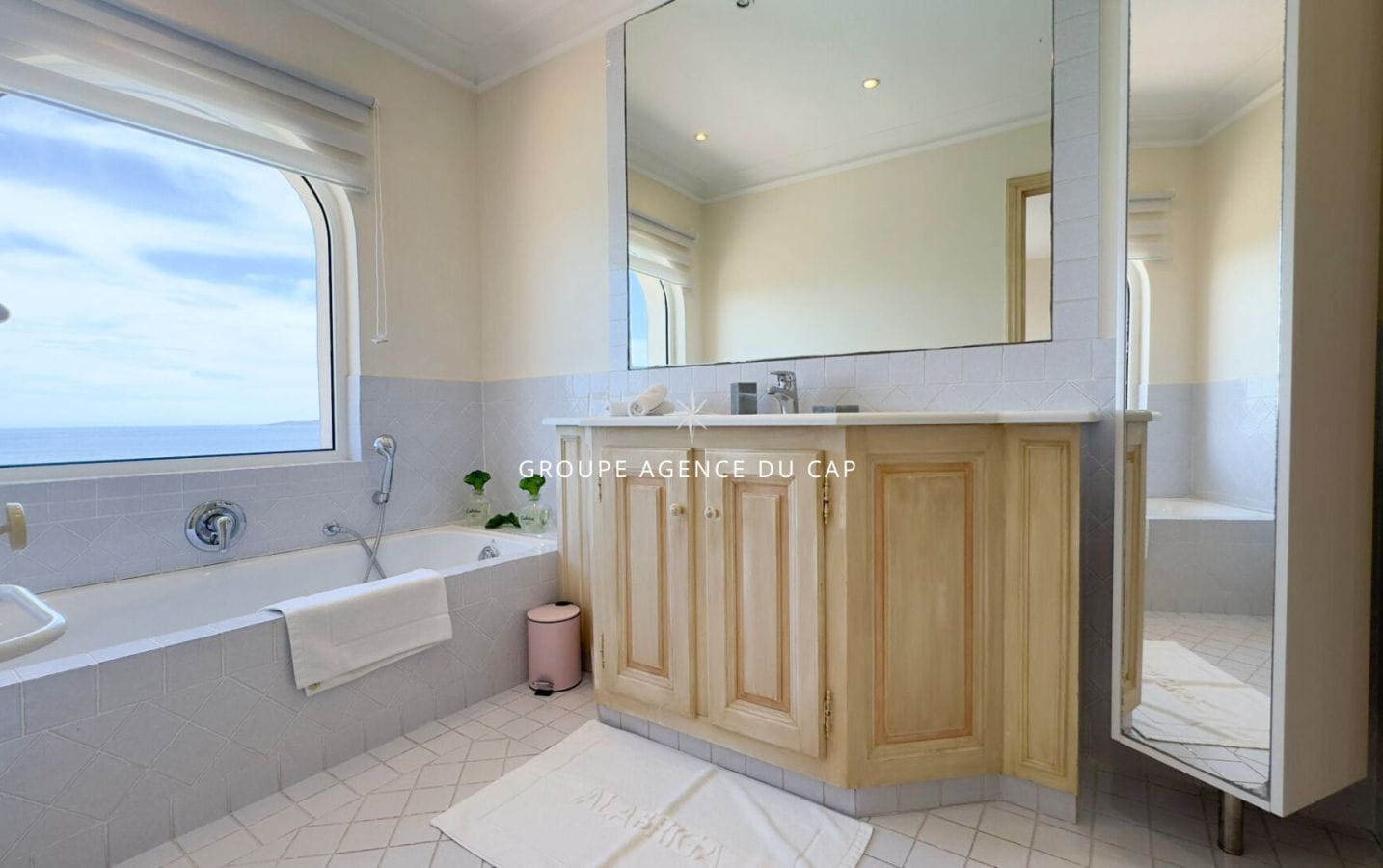 À VENDRE VILLA 8 PIÈCES DE 160M2  MAGNIFIQUE VUE MER PROCHE DE PLAGES SAINTE MAXIME Image 9